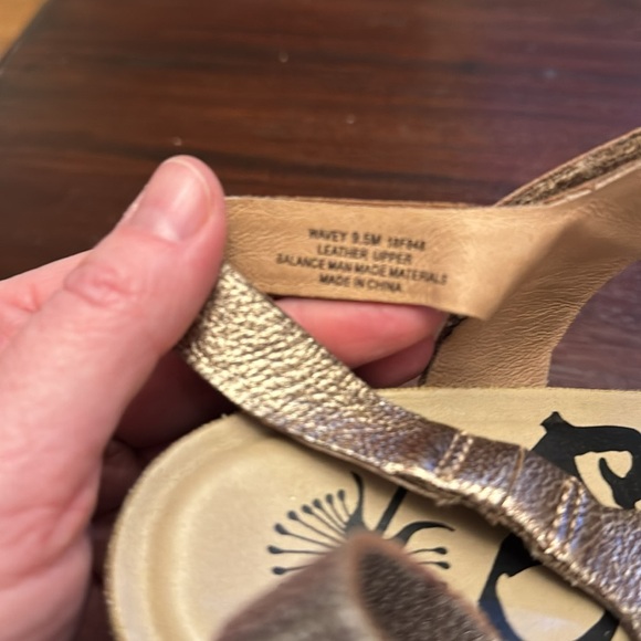 OTBT metallic Wavey women’s sandals size 9.5 - Picture 5 of 6